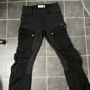 Fjällrävens byxor - Storlek EU 44, US 29, passar en Small. Fjällrävens byxor i använt men fint skick. Pris kan diskuteras. Säljs pågrund av att storleken längre inte passar!