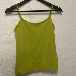 Grönt linne  - Grönt linne som är enfärgat. Använd men i bra skick. 