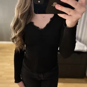 Svart spets tröja - Långärmad svart tröja med spets vid V-ringningen.💖 Super fin och inga defekter. Storlek xs.