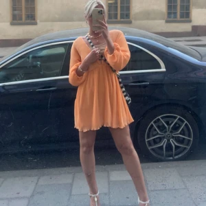 Lojsan Wallin klänning - Intressekoll på denna klänning från Lojsans kollektion med NAKD, hör gärna av er vid intresse!❤️
