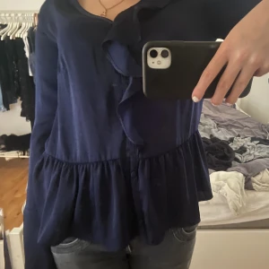 Marinblå blus  - Så fin detaljerad marinblå blus i satin material!!