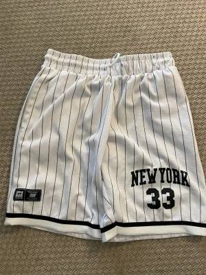 Vita tyg shorts - Softa tyg shorts, änden på ena snöret är borta. Köpta på new yorker