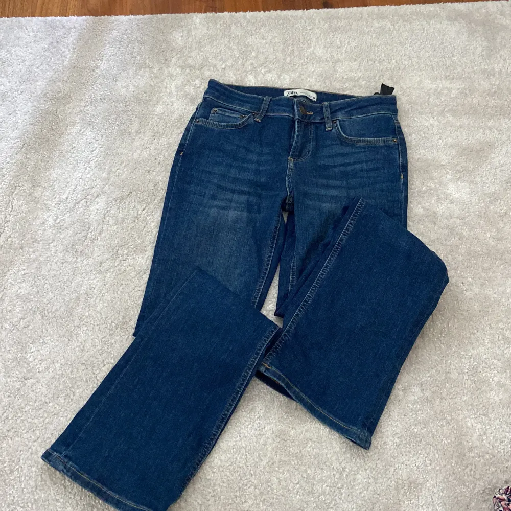 Säljer dessa bootcut jeans ifrån zara som är lågmidjade i st 34  . Jeans & Byxor.
