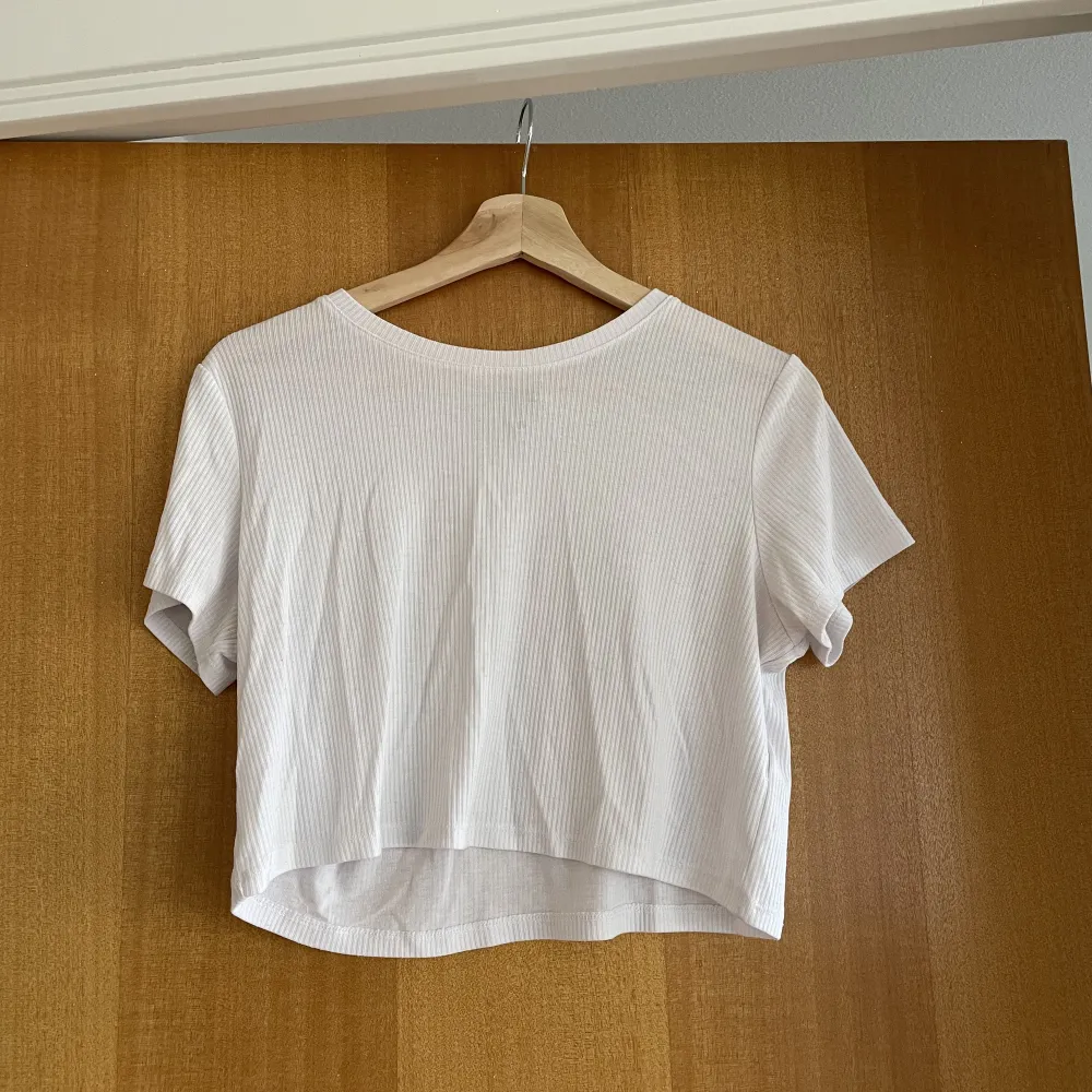 En mer rymlig vit crisp top. T-shirts.