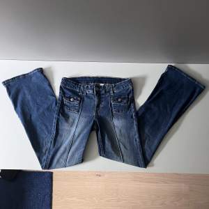 Jeans från H&M, som jag inte får någon användning av. Är i väldigt bra skick och är knappast använd. Midjemått: Runt 78 cm. Innerbensmått: 80cm.