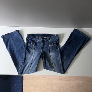 Jeans - Jeans från H&M, som jag inte får någon användning av. Är i väldigt bra skick och är knappast använd. Midjemått: Runt 78 cm. Innerbensmått: 80cm.