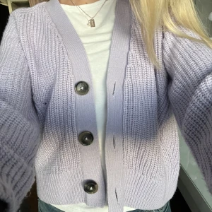 Kofta - Säljer denna jättesöta ”kofta” som tyvärr inte längre kommer till användning så mycket🩷 skriv för frågor eller mer bilder:)) vill bli av med därav priset!!