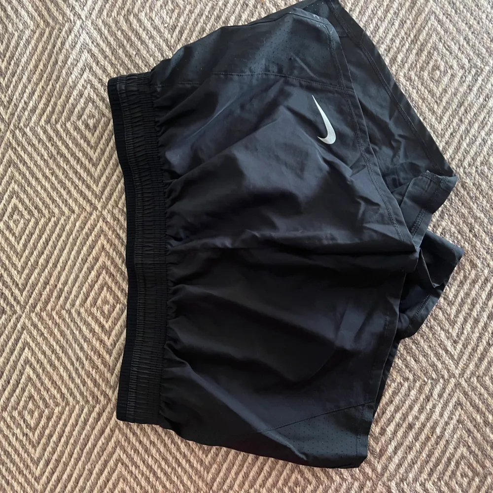 Nya och oanvända Nike spring tränings shorts. Jätte snygga i modellen men råkade köpa för liten storlek. Köparen står för frakten. Köpta för 300. Shorts.