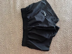 Nike träningsshorts - Nya och oanvända Nike spring tränings shorts. Jätte snygga i modellen men råkade köpa för liten storlek. Köparen står för frakten. Köpta för 300