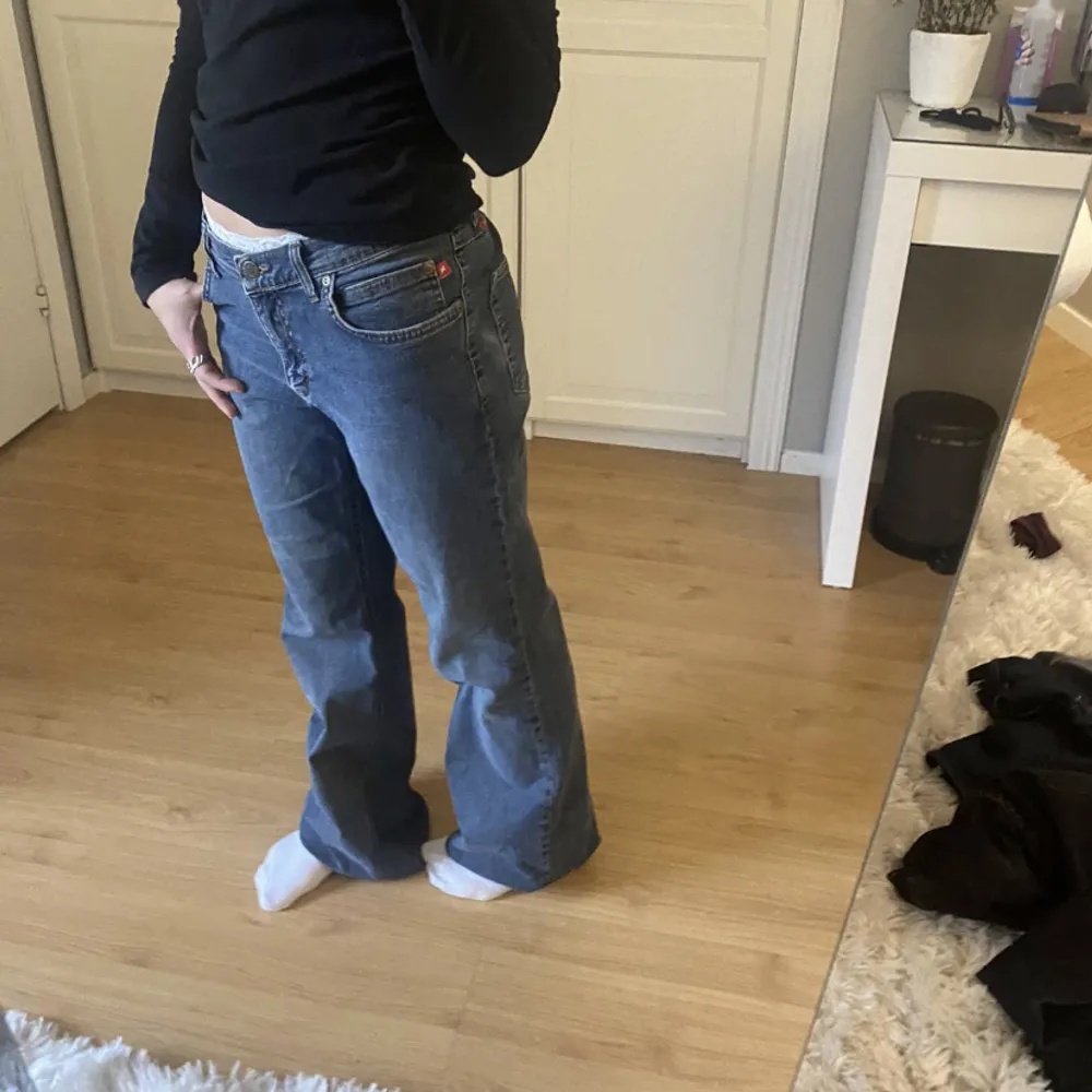 Säljer dessa ursnygga jeans då de inte passar min stil längre💗ordinarie pris ligger runt 800:- därav mitt pris!. Jeans & Byxor.