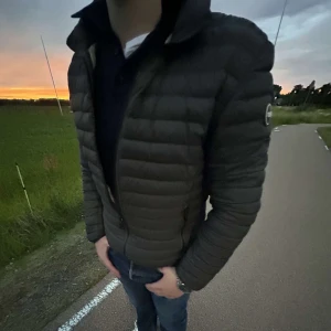 Colmar jacka  - Hej, just nu säljer jag min nya colmar jacka då den inte används längre. Jackan är mörk grå, storlek 46 (s). Sitter perfekt på mig och passar perfekt till hösten, vid fler frågor och bilder kontakta mig!