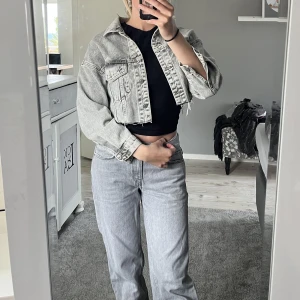 Jeans jacka  - Lite croppad jeans jacka, sjukt cool men kommer inte till användning längre!  Inte alls använd många gånger! Märke Dilvin Jeans - Madlady 