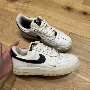 Nike Air Force 1 - Sulan är lite gul, går säkert att få bort finns flera olika tips på hur man kan göra om man kollar youtube. Lite trasiga inuti vid hälen.   