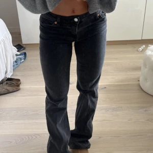 lågmidjade jeans - säljer dessa lågmidjade jeansen från gina tricot i storlek 32, upplever dom som en 34a, säljer dessa då jag har köpt nya. low straight modellen från gina tricot. Inga defekter då jag knappt har använt dom. nypris 499 mitt pris 230kr