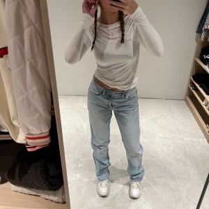 Zara Mid jeans  - Jeans som är snygga men ej kommer till användning längre! Storlek 40 men passar mig som är 170cm och 68kg. Och har vanligtvis 36-38 i jeans. Dm vid intresse eller frågor 🤗