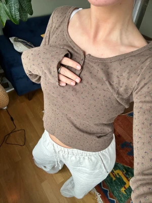 Brandy Melville lång tröja - Superfin långärmad tröja från brandy melville köpt i comosjön i Italien. Knappt använd. Köparen står för frakten🥰