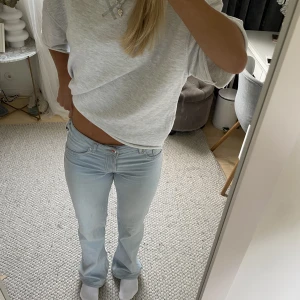 Ljusa jeans - Säljer dessa ur snygga ljusblåa lågmidjade utsvängda jeansen!! Så fin och unik tvätt💘💘Midjemåttet är 35cm rakt över och innerbenslängden är 78cm☺️BUD ÄR BINDANDE 