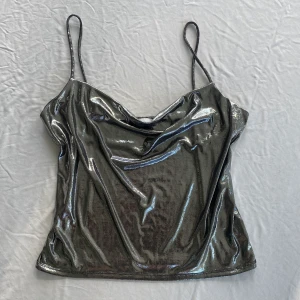 Silvrig topp festtopp  - Kattig silvrig topp! Så snygg men passar tyvärr inte mig. Står storlek XS men passar mer som en M+. Säljs helst via köp nu 💋