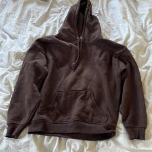 Bikbok hoodie  - Brun bakbok hoodie! Jag säljer min snygga hoodie. Som enbart är använd ett fåtal gånger💗