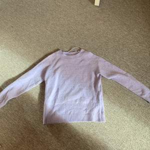 Lavendel färgad stickad tröja från vero Moda skriv om ni vill ha fler bilder🤗