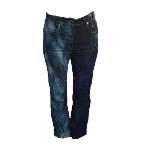 Jeans från Filippa K som är blekta med klorin på ena benet. Går att bleka igen om man vill ha tydligare.  Passar 36