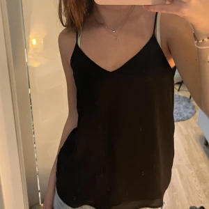 Linne - Svart linne/blus i jätte bra skick, storlek S 🤍