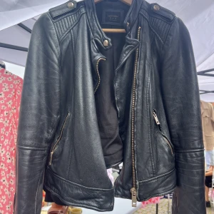 Skinnjacka - Svart skinnjacka