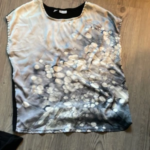 Topp - Topp fin med svart baksida 