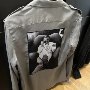 Limitato - Säljer en limitato skjorta i storlek M, som jag aldrig använt då jag inte är ett jätte fan av limitato egentligen. Detta är ett foto på Sean Connery, taget av Terry O’neill. Enligt mig så är dem kläder med O’neill dem snyggaste från limitato!