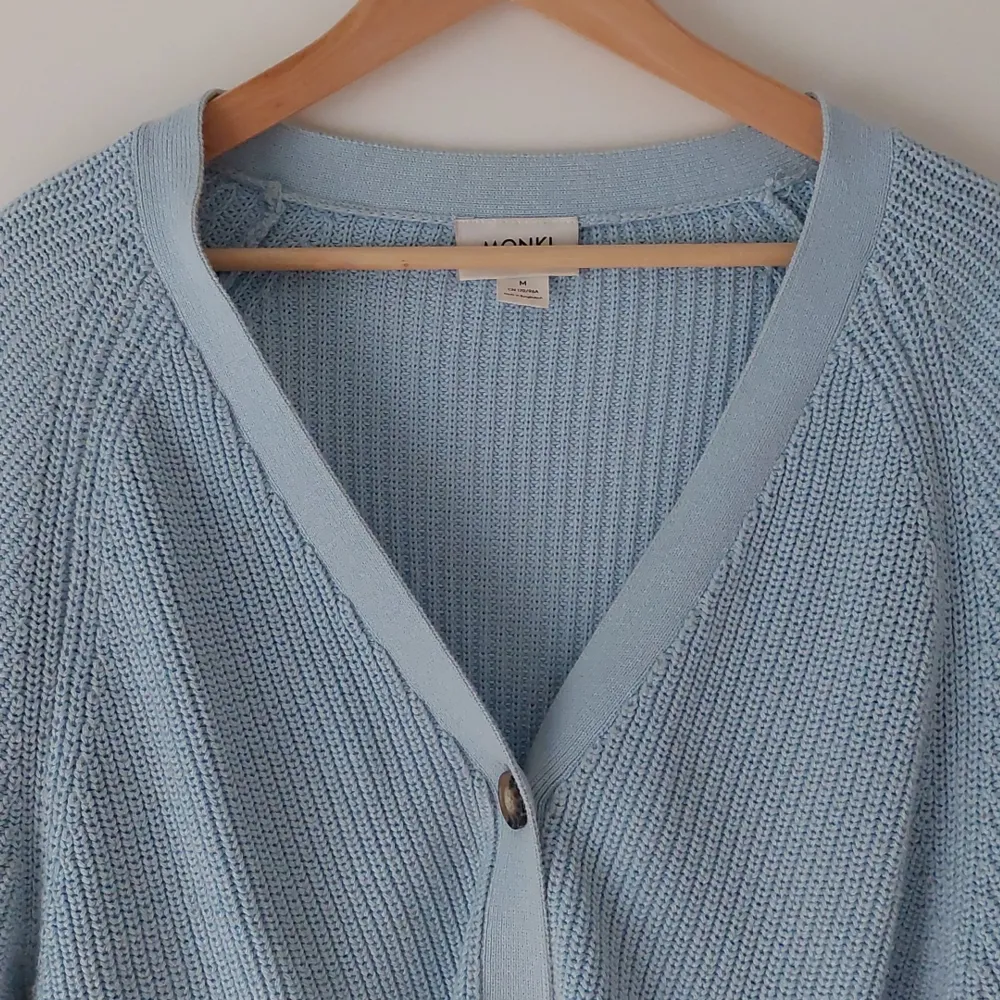 En riktigt skön tröja från monki i en jättefin färg som tyvärr inte helt passar mig så därför säljer jag den nu💕🌱. Tröjor & Koftor.