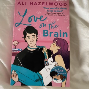 boken love on the brain.  - Bra bok. Läst den 1 gång därför är ryggen knäckt men annars är den i bra skick. Det går bra att klicka på ” köp nu ” men kontakta mig vid frågor eller ifall du vill ha fler bilder. 