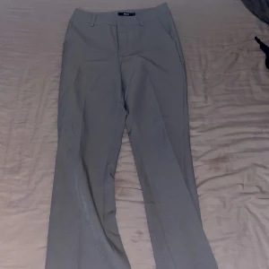 Kostymbyxor Bikbok - Gråa kostymbyxor använda vid ett fåtal tillfällen