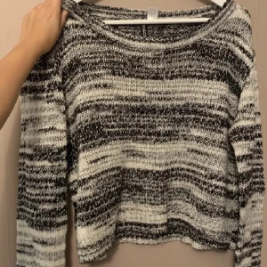 Stickad tröja - Stickad tröja i använt men bra skick! Stl M men sitter även fint oversized på mig som bär S 