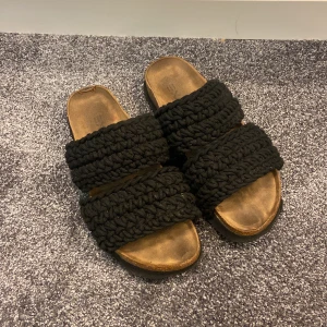 Tofflor  - Svarta tofflor i storlek 38, säljer pågrund av att de är förstora för mig. Har tecken på användning men ingen större fel på dem👌🏼