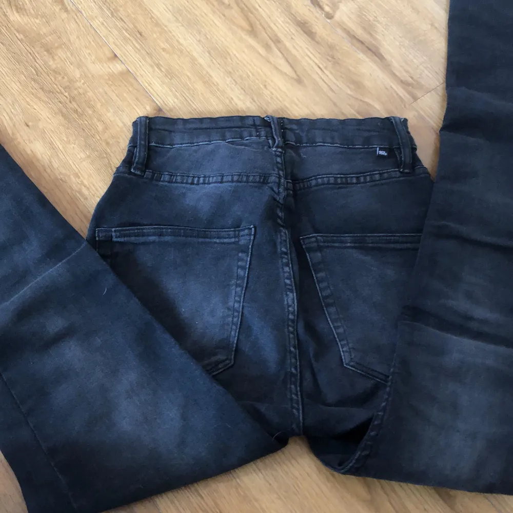 Sten tvättade jeans från lager 157, använda 1 gång, säljer pga dom aldrig kommer till användning , skriv för mer information💞. Jeans & Byxor.
