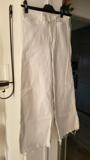 Vita jeans  - Vita jeans från h&m i mycket bra skick! Ställ gärna frågor om du har några funderingar 