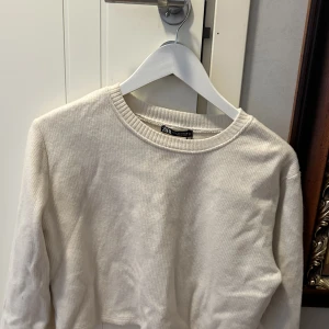 Topp från Zara - Säljer denna topp från Zara som är i bra skick, som jag använt ett fåtal gånger. Tvättar och stryker innan jag postar