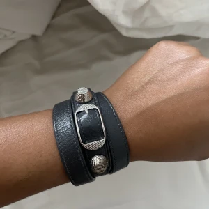 Balenciaga armband  - Balenciaga armband i grått med silver detaljer, kan nog få fram boxen till också om det önskas. 