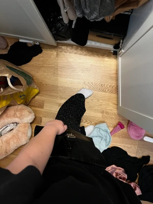 Handväska  - Otroligt snygg handväska med unika detaljer. Man får plats med mycket saker i den.  Väskan är i mycket bra stick! Säljer pga flytt
