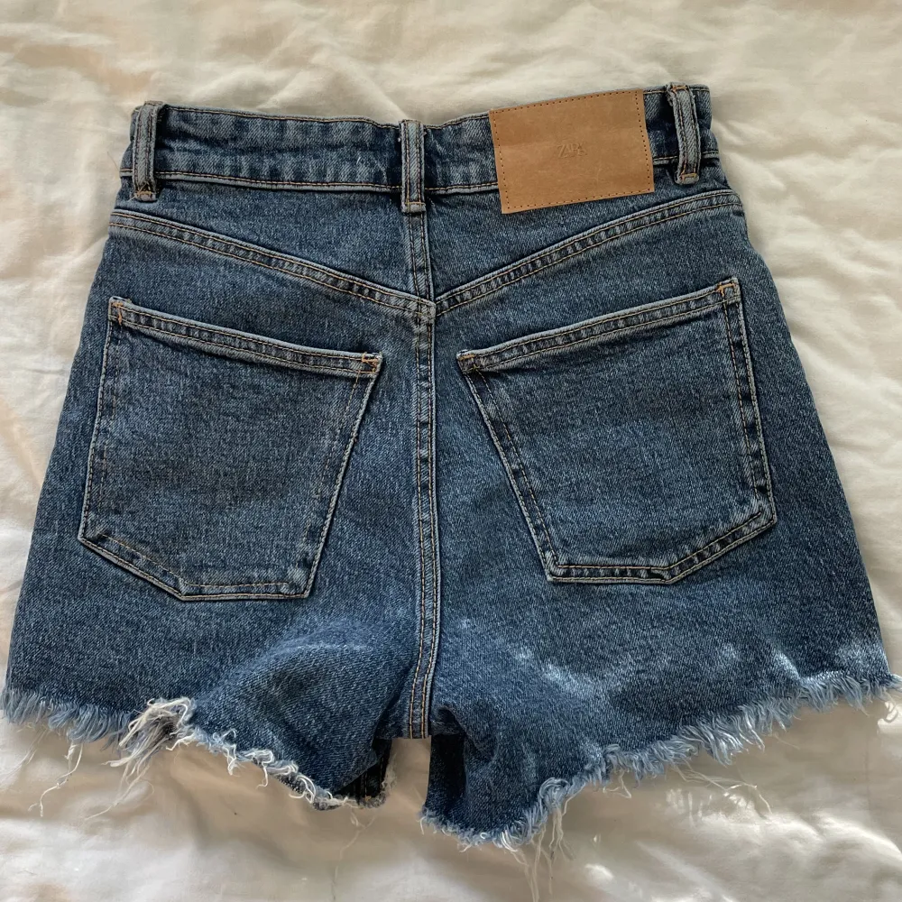 Högmidjade mörkblå jeansshorts från Zara i bra skick. Har endast används ett fåtal gånger 💕. Jeans & Byxor.