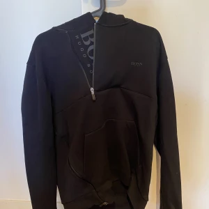Hugo Boss Sporthoodie - Säljer min Hugo boss sporthoodie p.g.a att den är för liten. Storlek M regular fit 