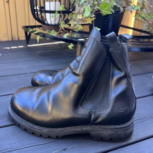 Ridskor  - Rid- & stallskor, herr storlek 41. Läder med skyddande stålhätta. Nypris 999kr.