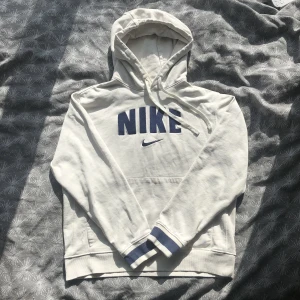 Vintage vit Nike Hoodie  - Vintage Nike Hoodie i riktigt fint skick, storlek S.