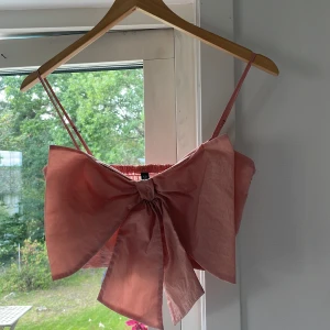 Jätte söt Rosa magtröja - Nästan helt oanvänd. Hann växa ur den innan jag haft den särskilt länge, tyvärr. Färgen passar fin fint med jeans. Rätt liten men har stretch i ryggen. Strl ca S.