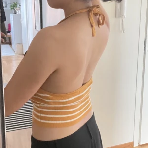 Randig halterneck 🌼 - Jättegulligt gulrandigt halterneck linne med knytning i nacken. Köpare står för fraktkostnad 🌼