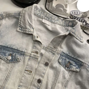 Ljus jeansjacka  - En ljusblå jeans jacka med fransar på i storlek s, passar för mig som brukar ha xs och m. Pris kan diskuteras💕