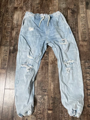 Bershka byxor  - Hej! Jag säljer nu mina bershka byxor som jag inte har använt på länge då jag har växt ur dem de är storlek Large och är en blanding av jeans och mjukisbyxor. Skicka ett dm. Vid fråga eller diskussion av pris