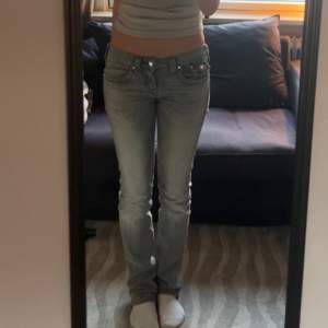supersnygga gråa true religion jeans, köpt på plick och det står inte riktigt någon storlek i byxorna, men innerbenslängden är 80cm och midjemåttet är 40/41cm rakt över