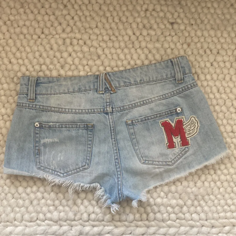 Säljer då de inte passar mig längre tyvvär skitsnygga unika jeanschorts med massa broderier. Lågmidjade skulle säga at de passar 10-12 åringar ksk 13. Shorts.