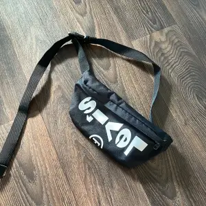 En ny Levis väska, justerbar, två utrymmen, sparsamt använd❤️